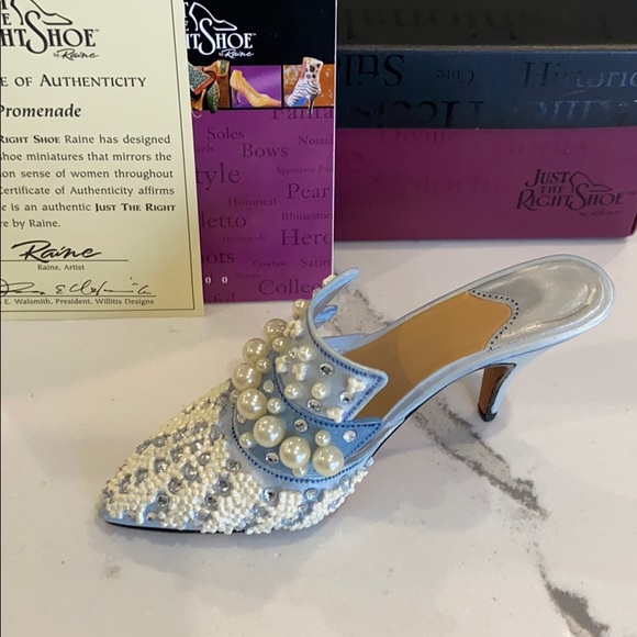 Just the right shoe collectible figure - Picture 1 of 4